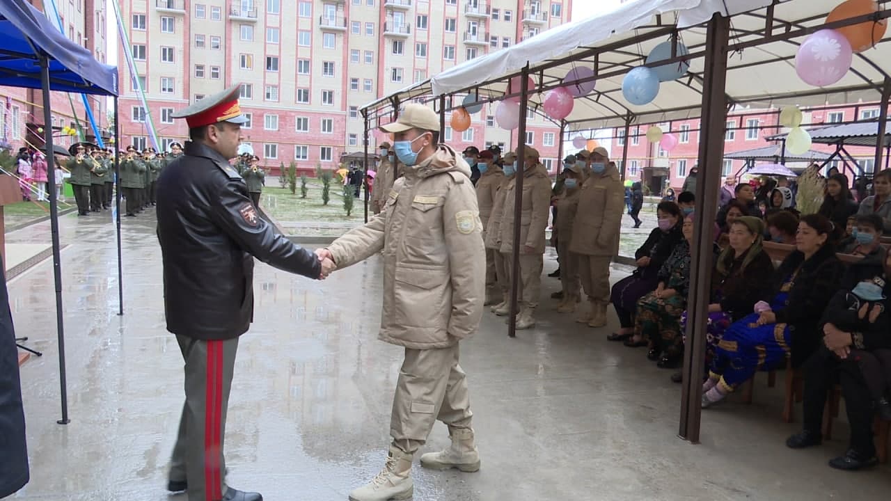 Axborot 24  Harbiy qismlarda muddatli harbiy xizmatni o‘tab bo‘lgan askarlarni tantanali kuzatish marosimlari (19.03.2021)